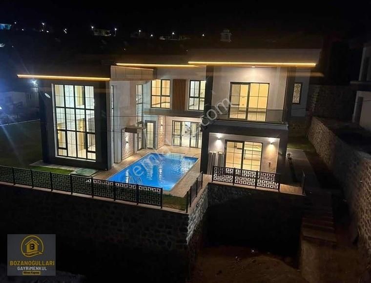 Şehir Merkezinde Havuzlu Köşe Başı Ultra Lüx Villa