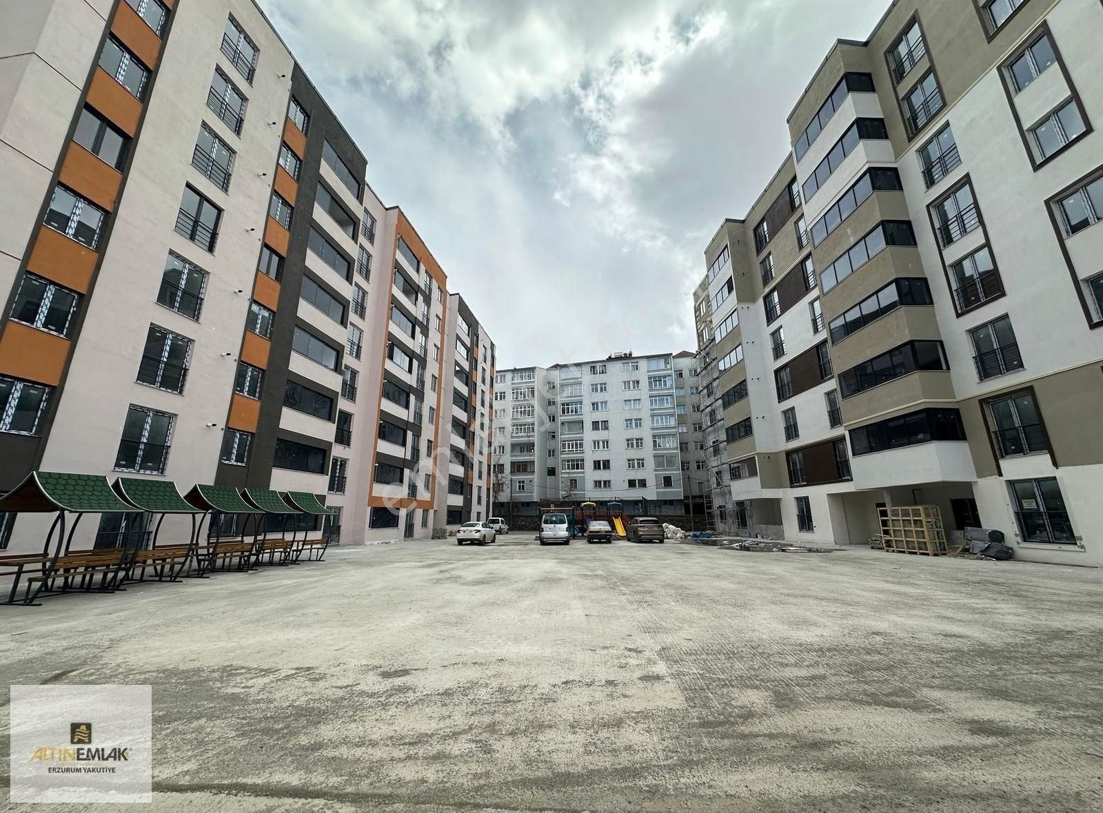Terminal Caddesi Üsküdar Sitesi 4+1 Sıfır Daireler