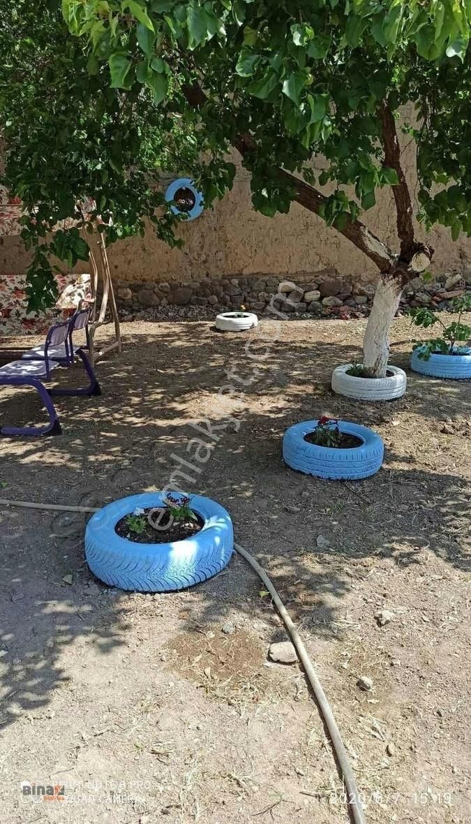 Bergama Merkeze 13 Km Uzaklıkta 662 M2 Bakımlı Satılık Köyevi
