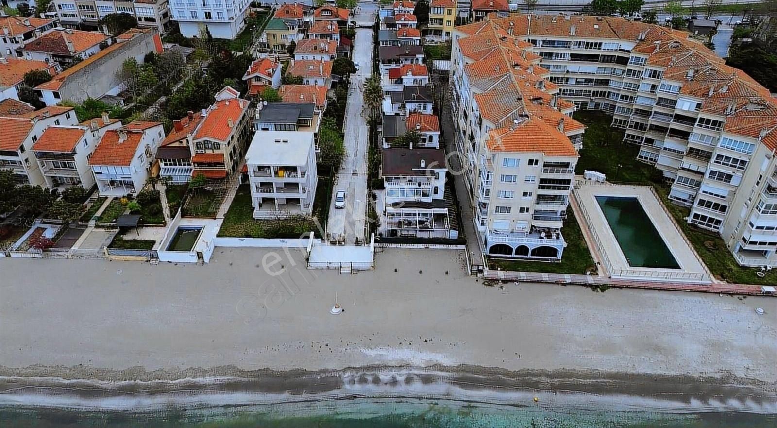 Kumburgaz'da E-5 Ve Sahile Cephe Sitede Satılık Villa