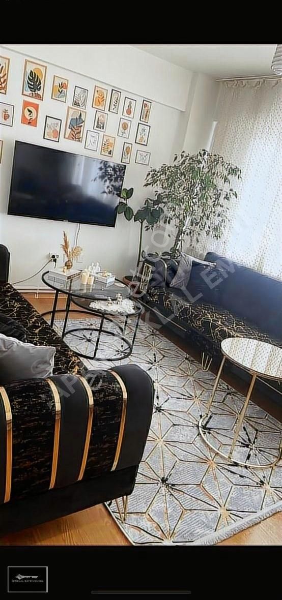 Çapa Ahmet Vefik Paşa Caddesinde Satılık 1+1 Salon
