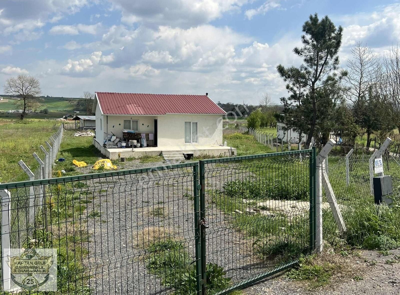 Cuma Köyde Ev Var Elektrik Su Bağlı Asfalt Yola Cepheli