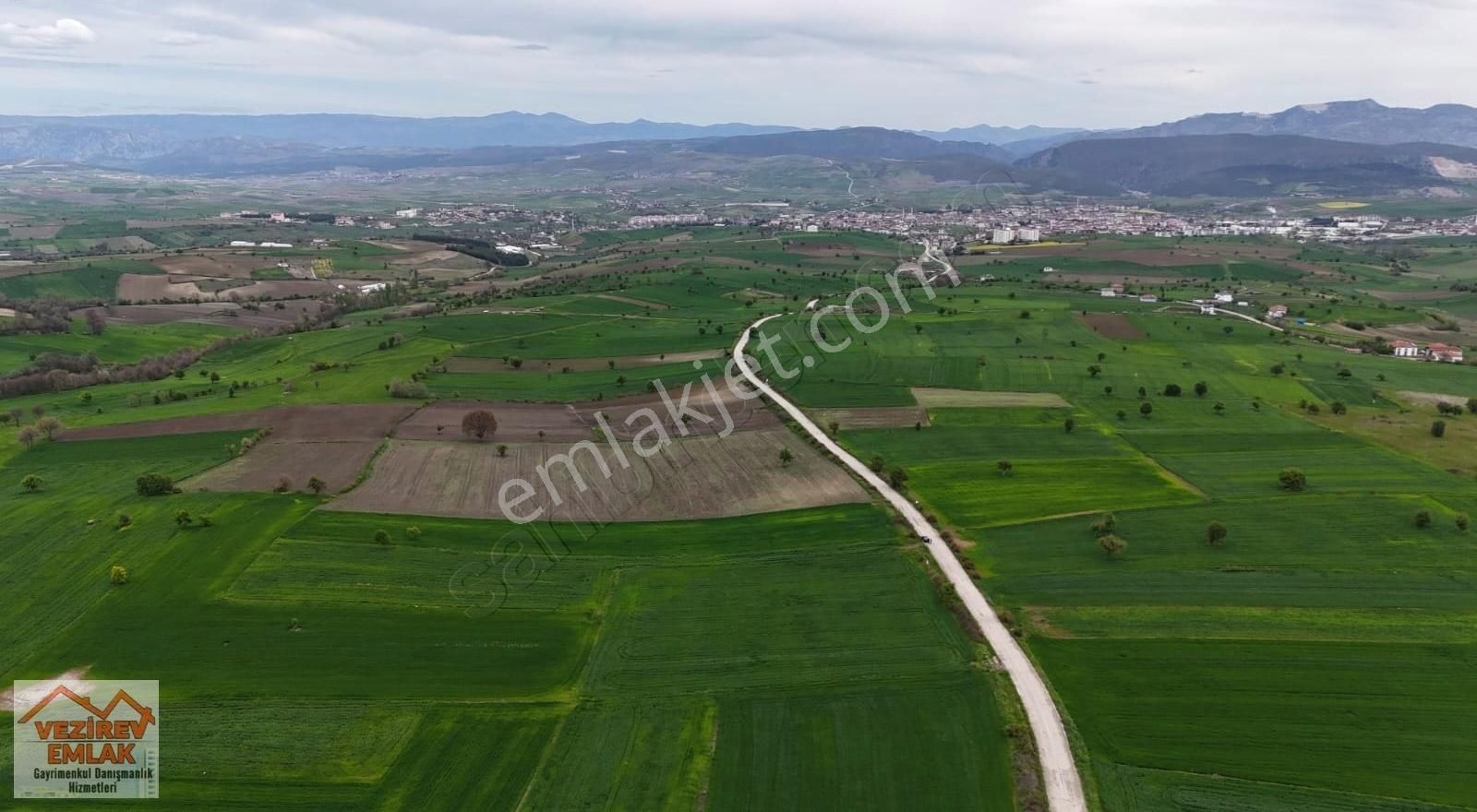 Kargucak Yolu Üzeri 7200m2 Bağ Evi Yapımına Uygun Tarla
