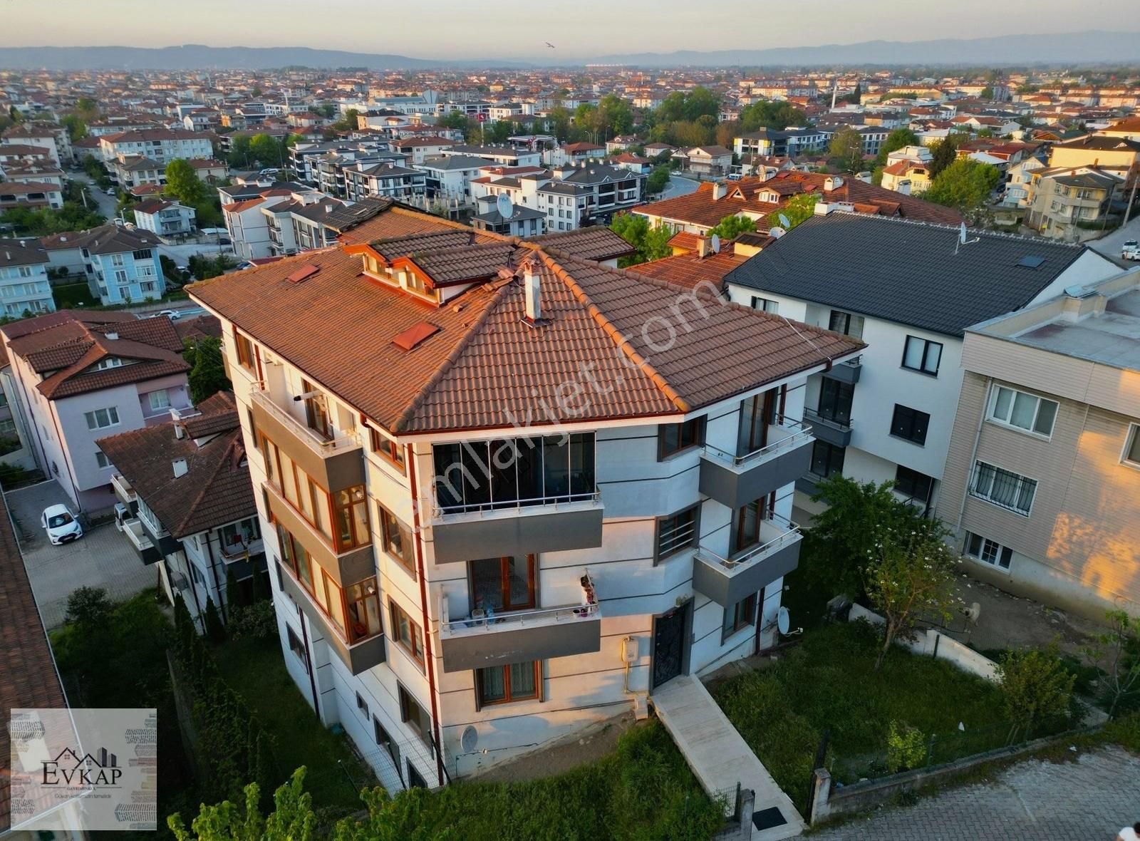 Erenler'de Geniş Kullanım Alanlı Satılık 2+1 Dubleks Daire