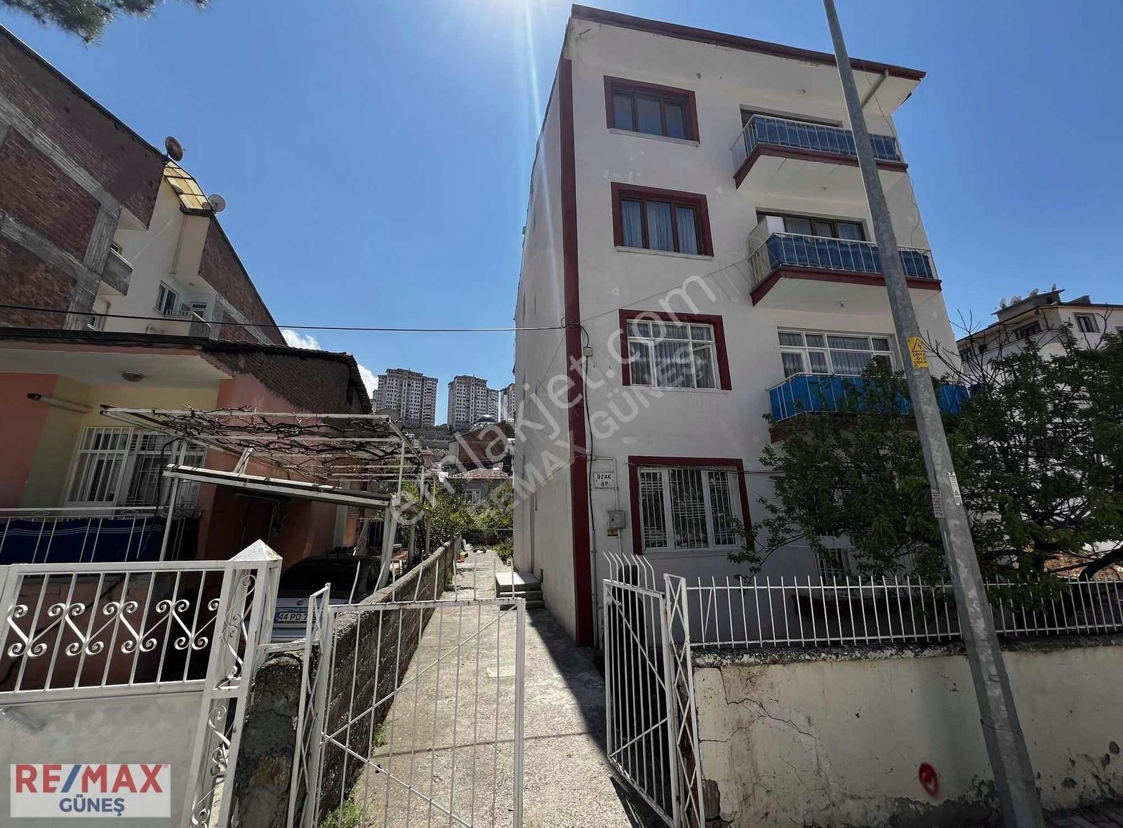 İpek Caddesinde Re/max Güneş'ten Satılık 3+1 Daire