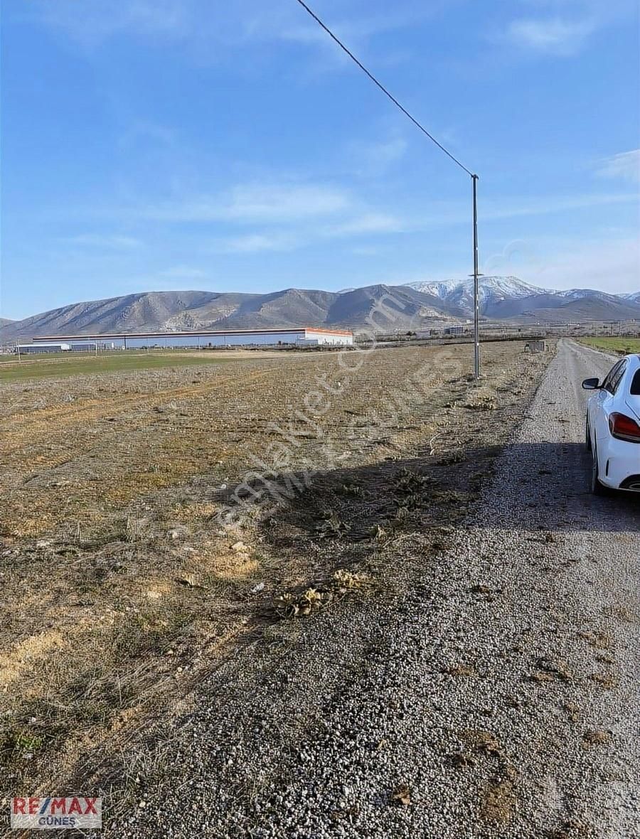 Yeşilyurt Kuyulu Mevkide Re/max Güneş'ten Satılık 28 Dönüm Tarla