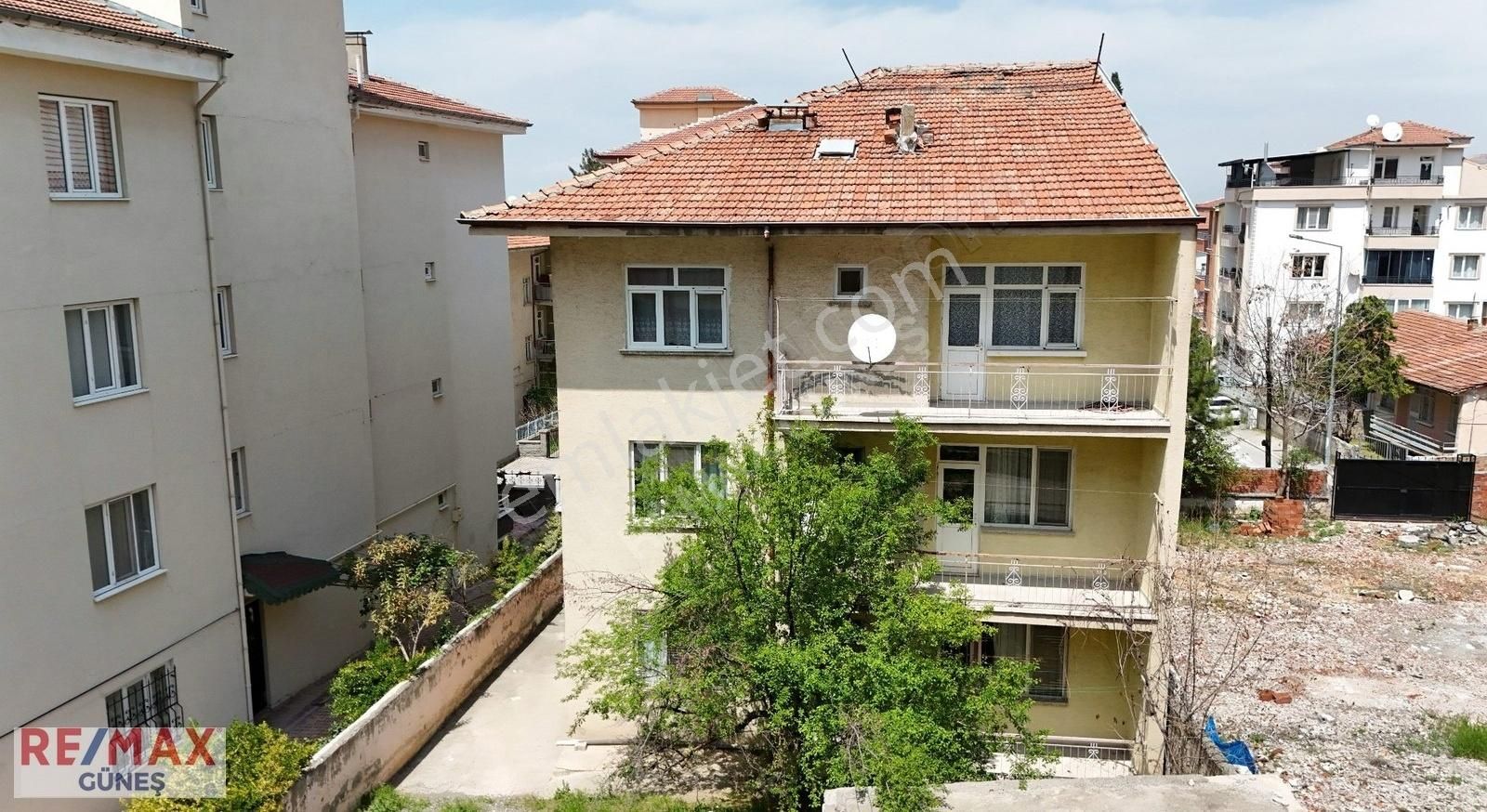 Fırat Mahallesinde Re/max Güneş'ten Satılık Hsarsız Komple Bina