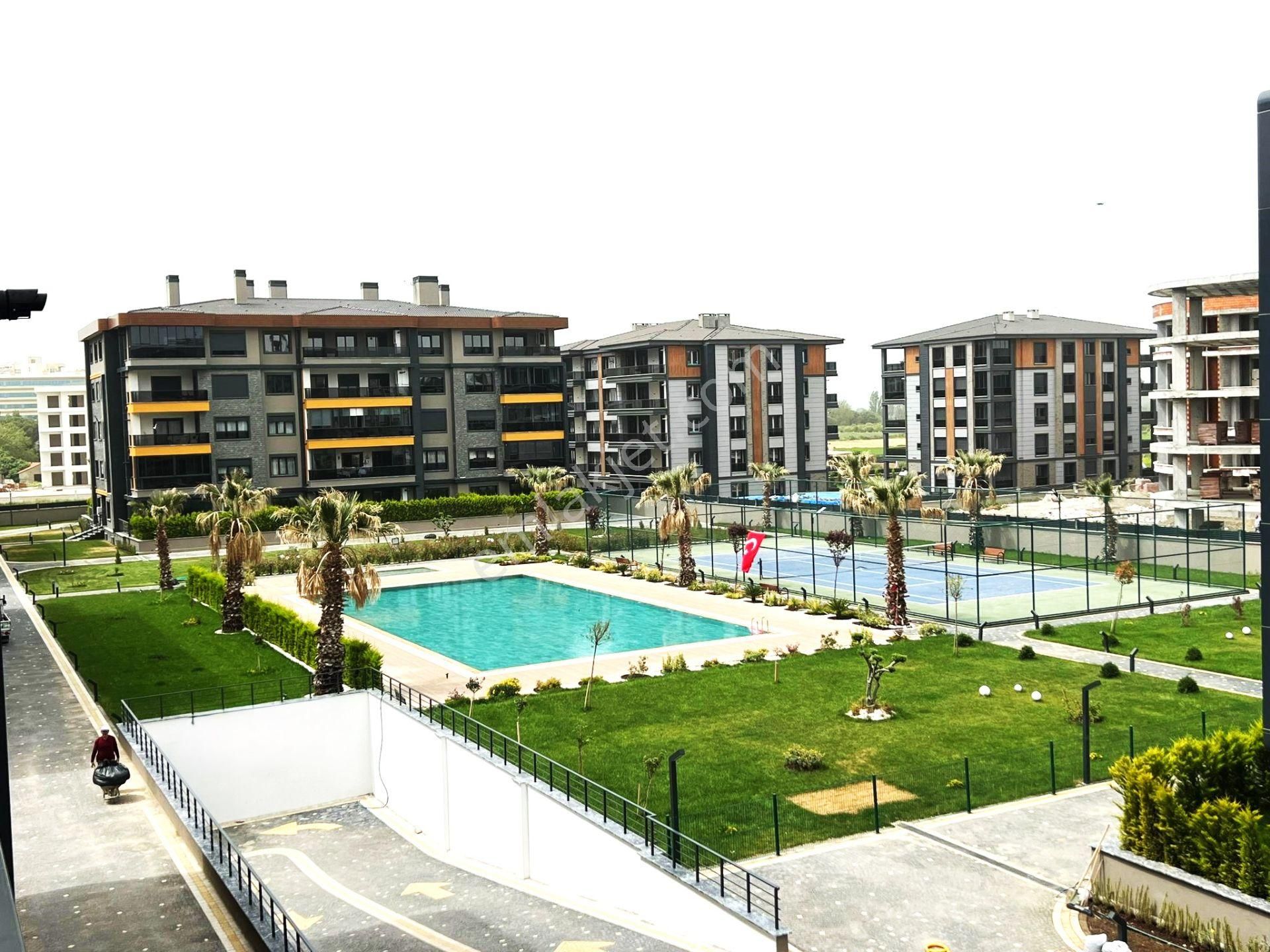 Aygül'den Burhaniye Ören'de Site İçi, Güvenlikli, Havuzlu, Otoparklı Doğalgazlı 1+1 Satılık Daireler