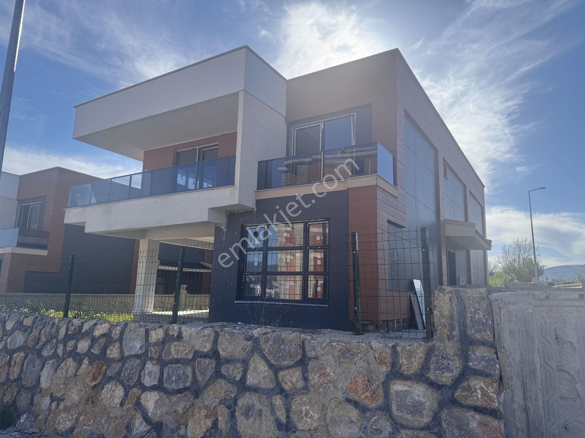 Tokat Güneşli'de Köşebaşı 6+2 Bahçeli 2 Katlı Lüks Full Yapılı