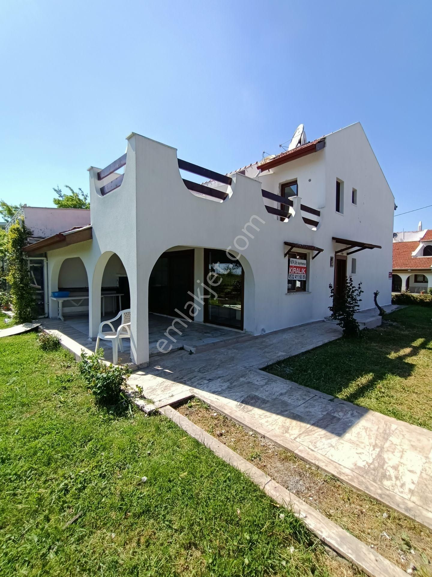 Silivri Kınalıda Denize Sıfır Manzaralı 3+1 Kiralık Eşyalı Villa