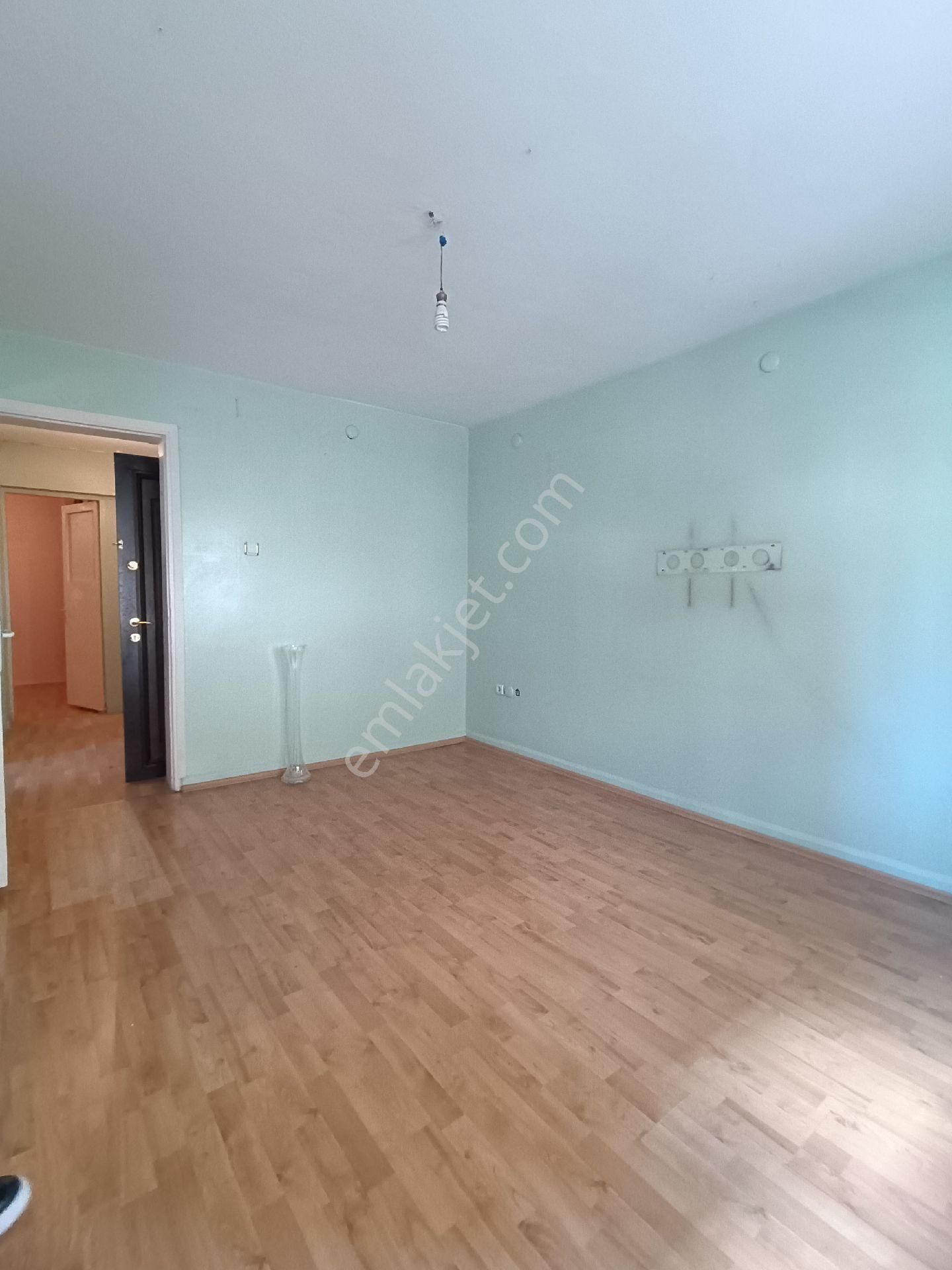 Üçyol Satılık 2+1 Ara Kat Kapalı Mutfak Daire
