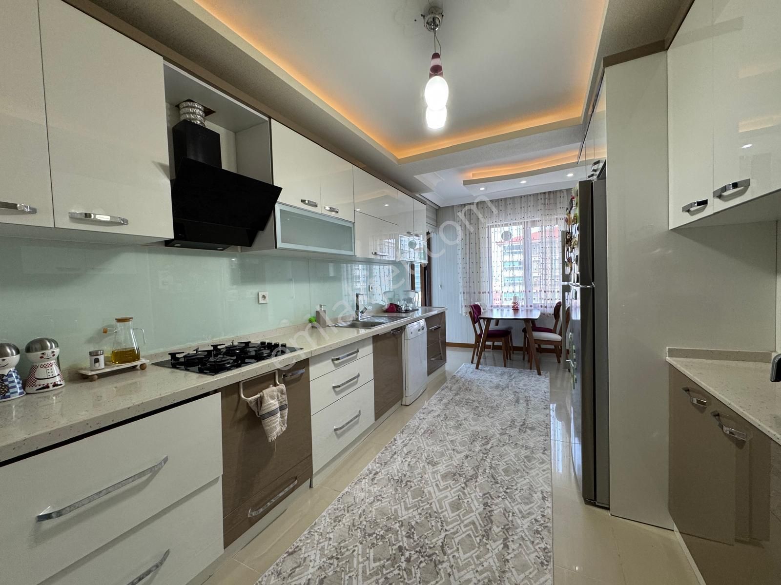 Nam-ak Emlak'tan Cadde Üstü Önü Açık Çift Banyolu 4+1 Lüx Site Dairesi