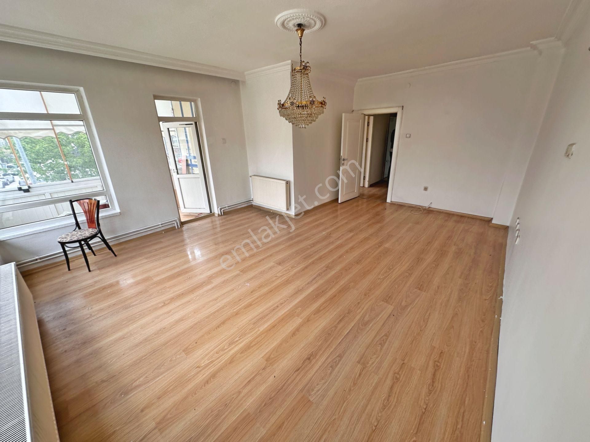 Dikimevi Metro Yakınında Ara Kat Ön Cephe Bağımsız Salon 3+1 Kiralık Daire