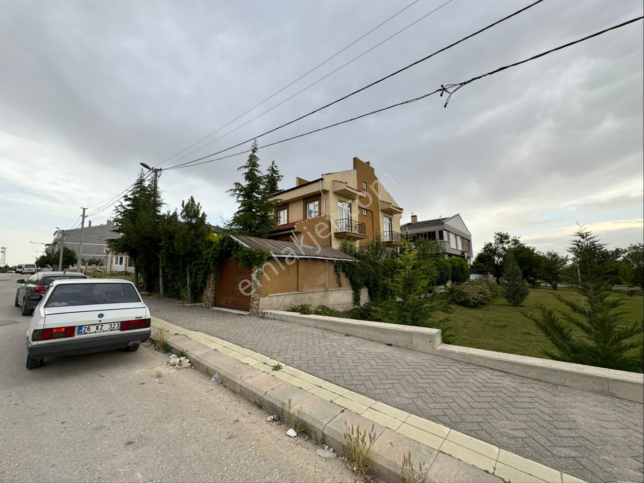 Pera'dan Nilüfer Cad. Üzeri Satılık Müstakil Bahçeli Villa