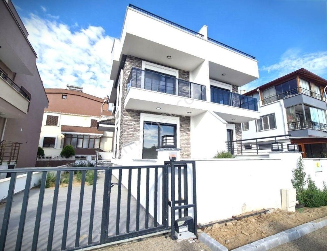 Aygülden Burhaniye Ören'de Denize Çok Yakın Sıfır Çift Ayrı Mutfak Teraslı 3+1satılık Müstakil Villa