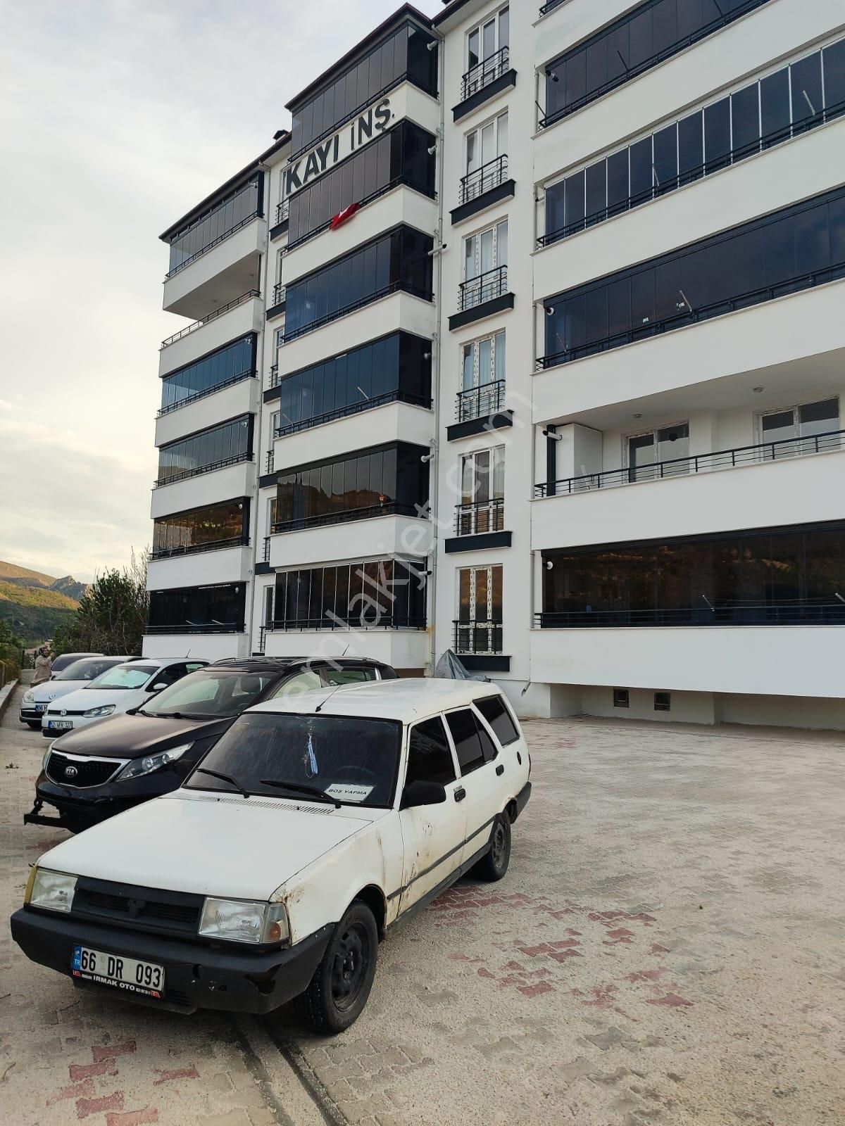 Beybağı'nda 2+1 Lüks Yapılı Cam Balkonlu Krediye Müsait Satılık