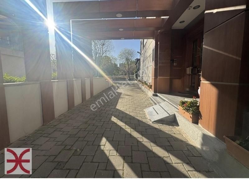 Caddebostan Sahilde 2+1 Kapanmaz Park Manzaralı Satılık Daire.