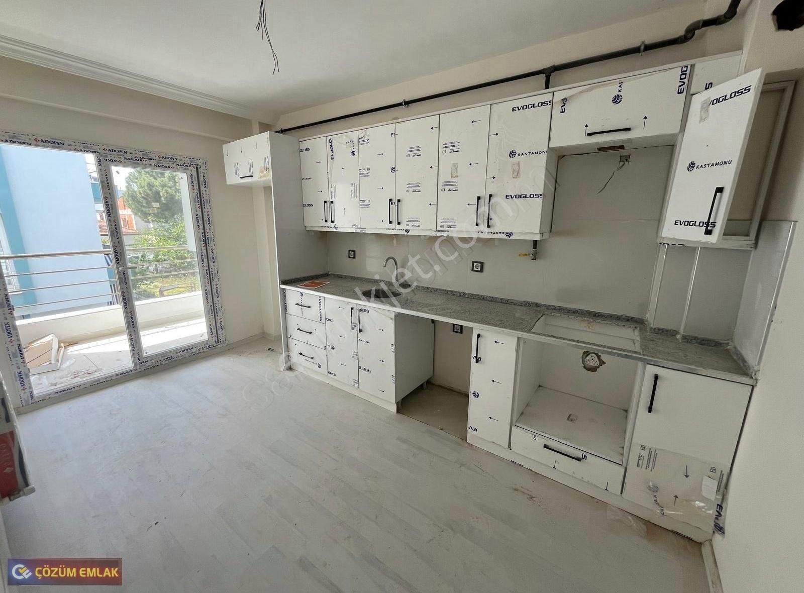 Çözüm Emlak'tan Sıfır 2+1 Ara Kat Kapalı Mutfaklı Kiralık Daire