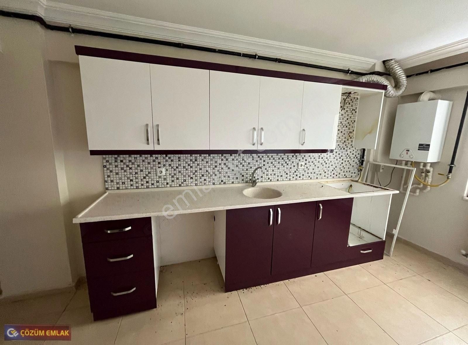 Çözüm Emlak'tan Muradiye'de 2+1 Kapalı Mutfak Kiralık Daire