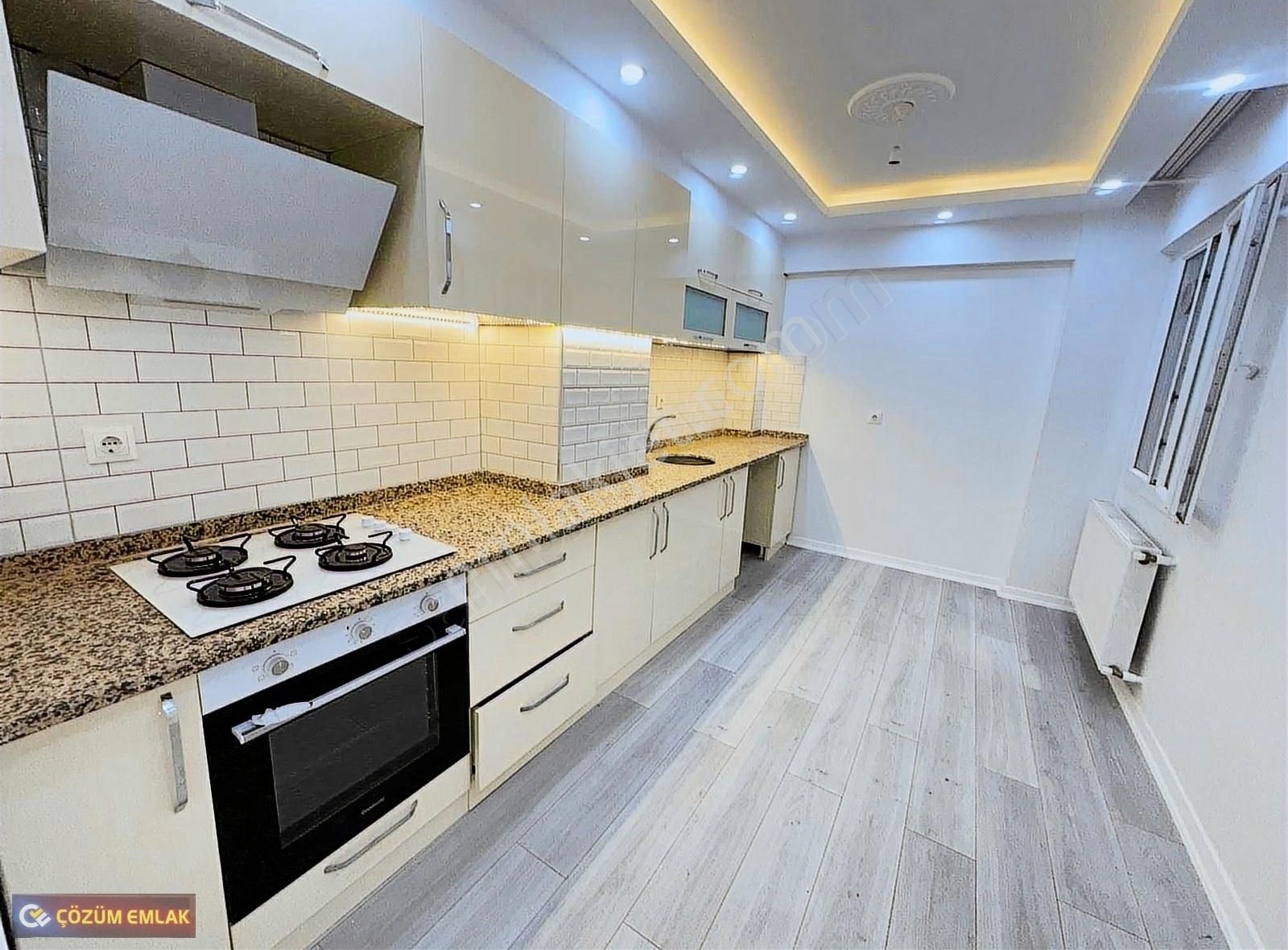 Çözüm Emlak'tan Muradiye Mah. 3+1 K.mutfak Ara Kat Satılık Daire