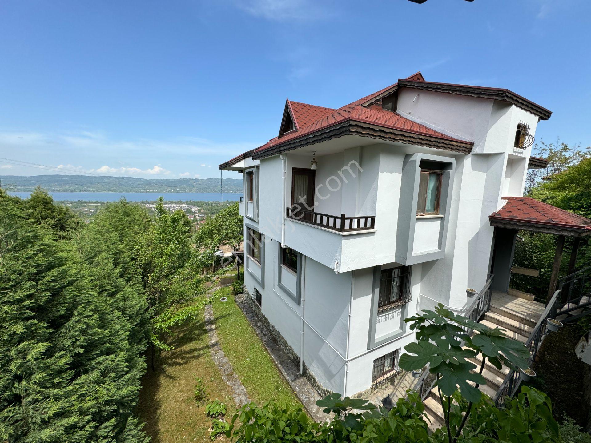 Sapanca’da Site İçinde Göl Manzarlı Satılık Müstakil Villa - Görsel 2