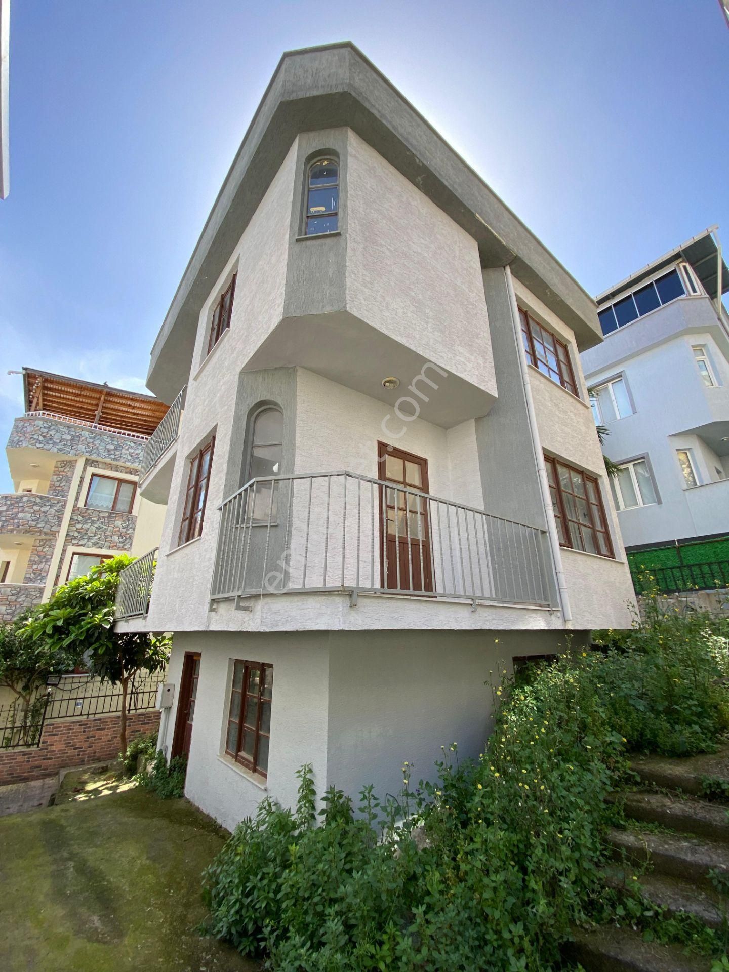 Güzelyalı Eğitim Mah'de Satılık 4+1 Bahçeli Villa Resital Big'de
