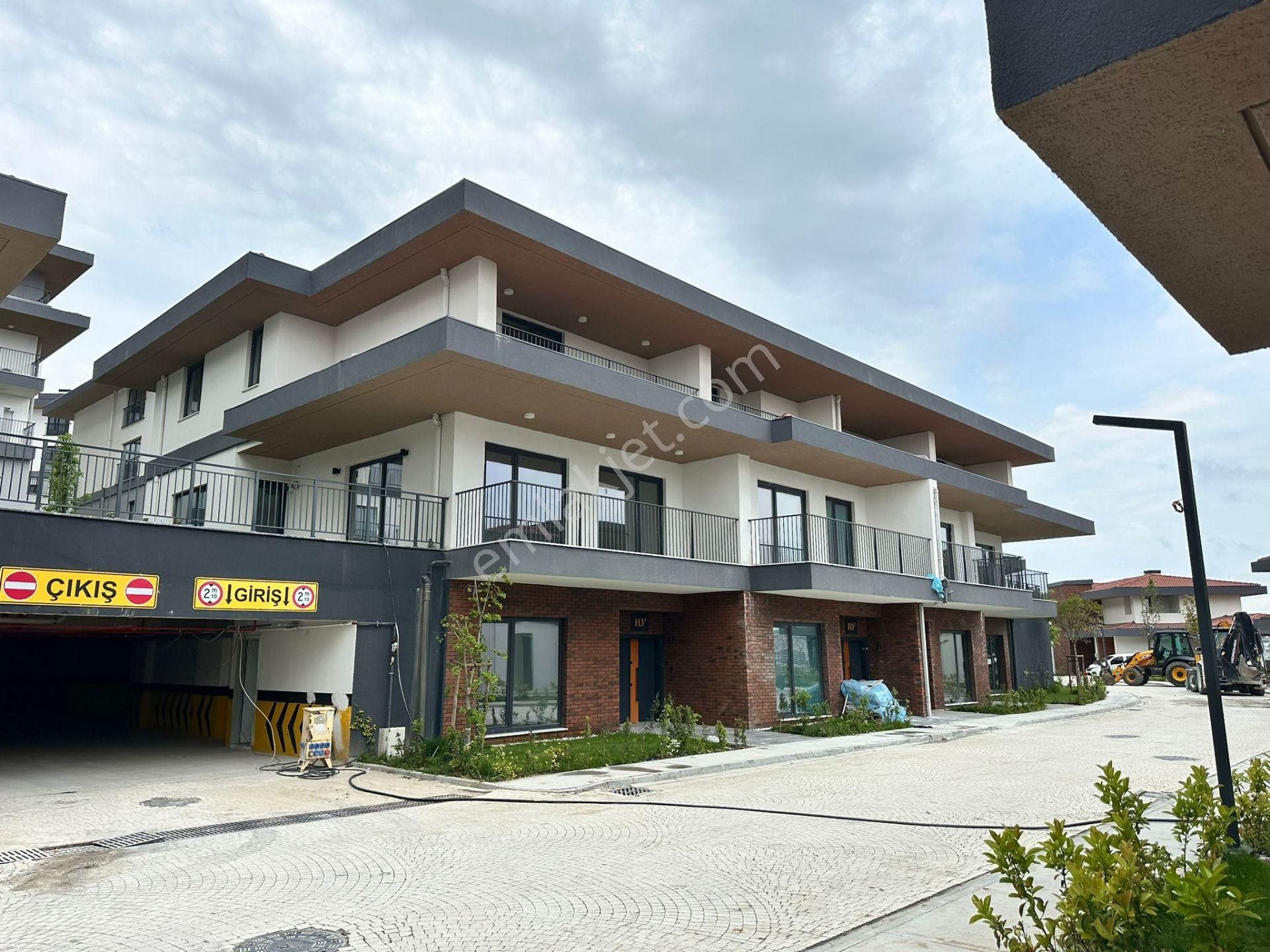 Emlak Konut Vadi Evleri 4+2 Satılık İkiz Köşe Villa