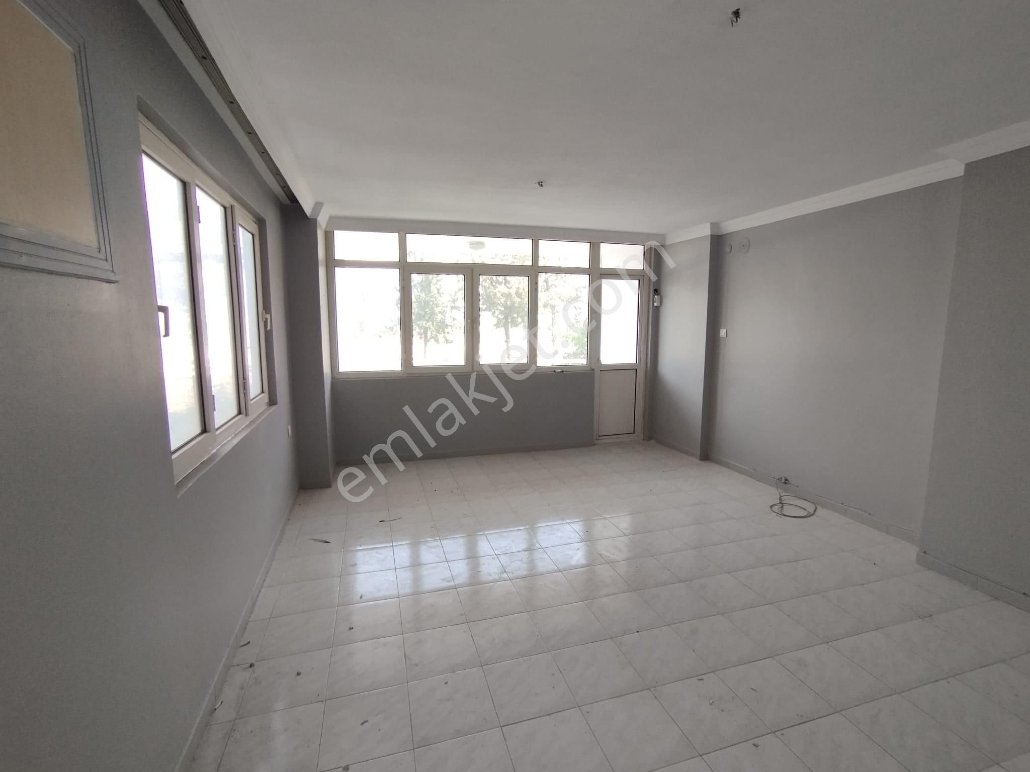 Yeni Valilik Civarı Sitede Teraslı 3+1 Kapalı Mutfaklı Temiz Daire