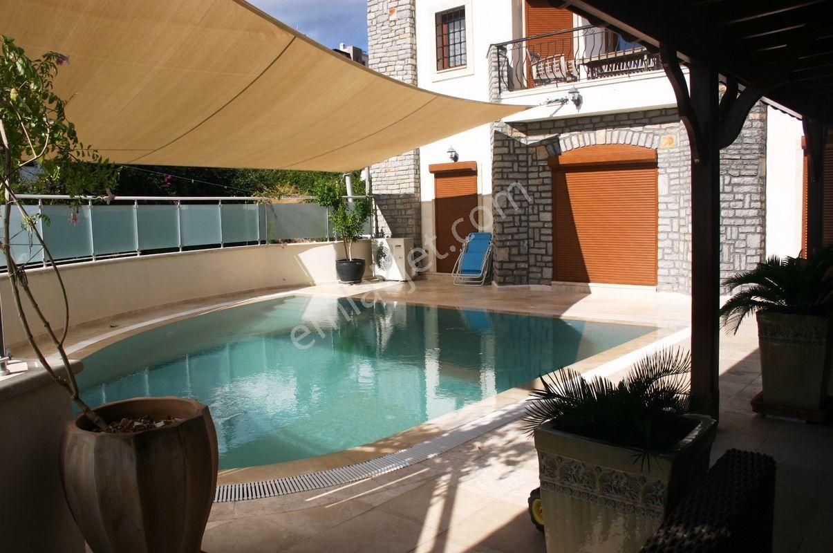 Bodrum Kumbahçe'de Müstakil Havuzlu Müştemilatlı Satılık Villa