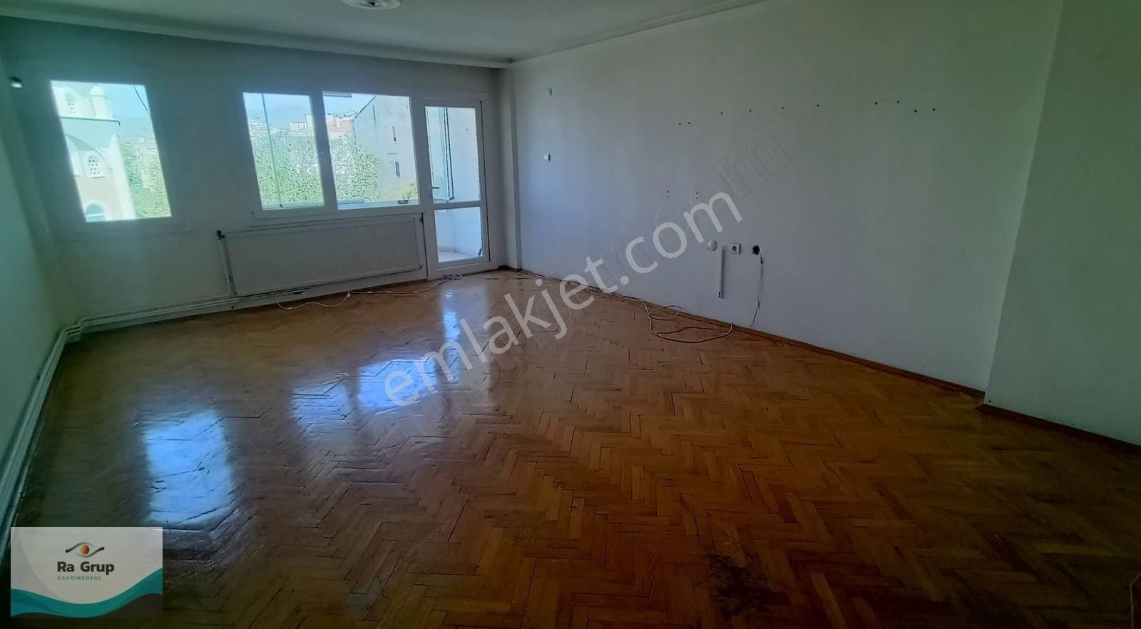 Karşıyaka Latife Hanım Sokakta Kombili 2+1 Kiralık Daire