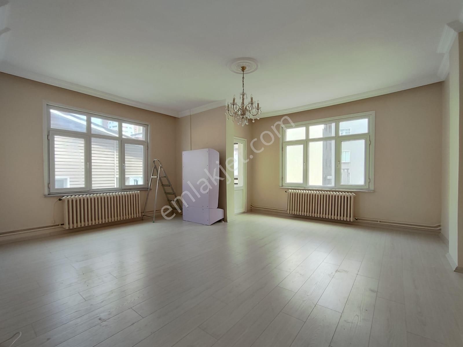 Aren Emlak | Fındıklı Mürüvet Hanım Okuluna Yakın Ara Kat Geniş Balkonlu 2+1 Kiralık Daire