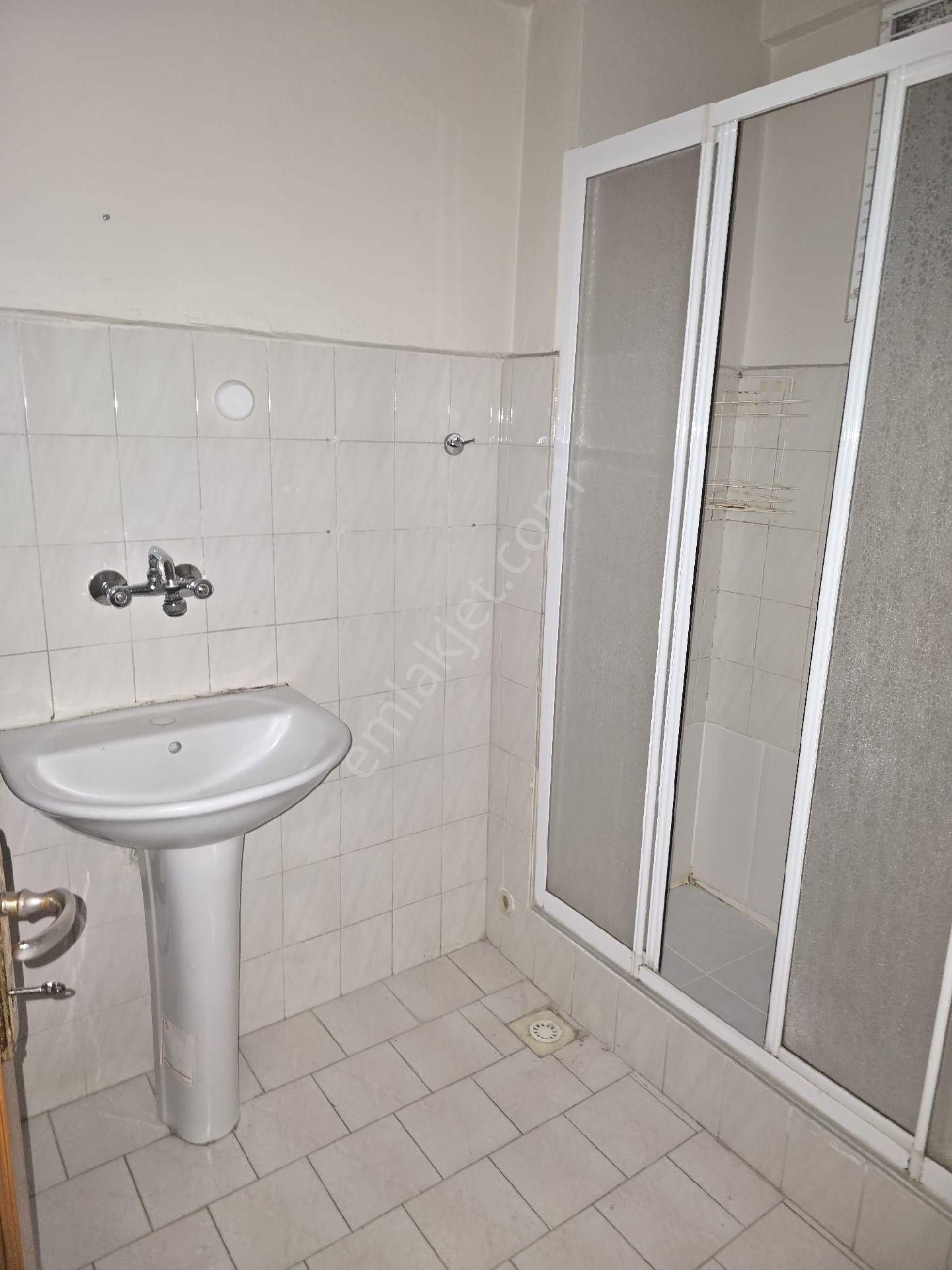 S.evler Merkezde Metrobüse 10dk.2+1 90m2 Arakat 3.kat