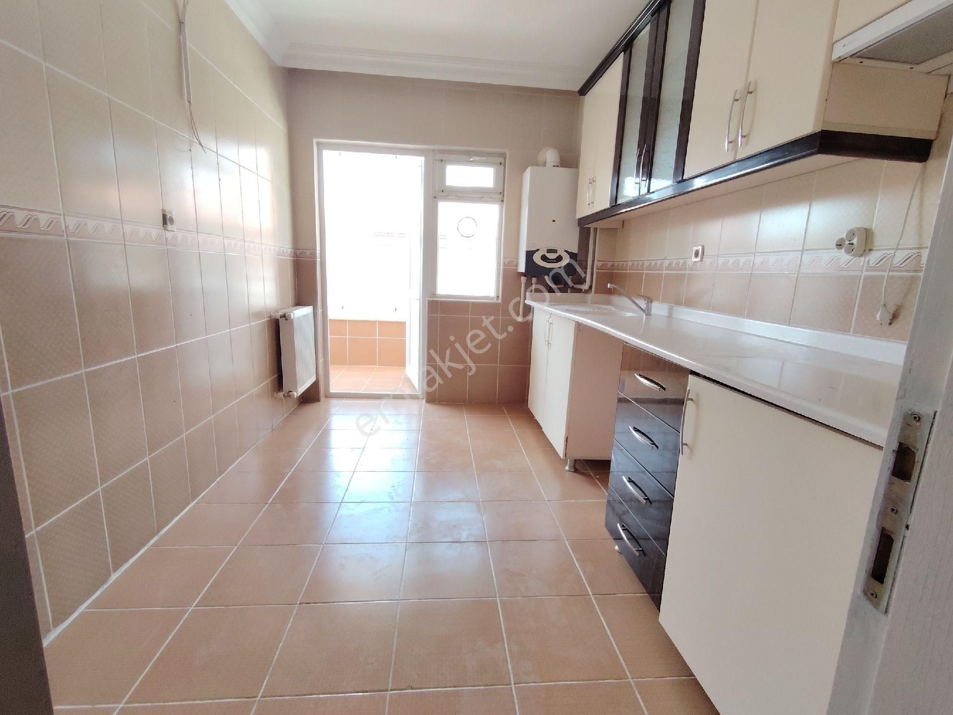 Umut*tan Şehitler Caddesi Üzerinde 2.katta 3+1 Kiralık Daire Süper Konumda ***