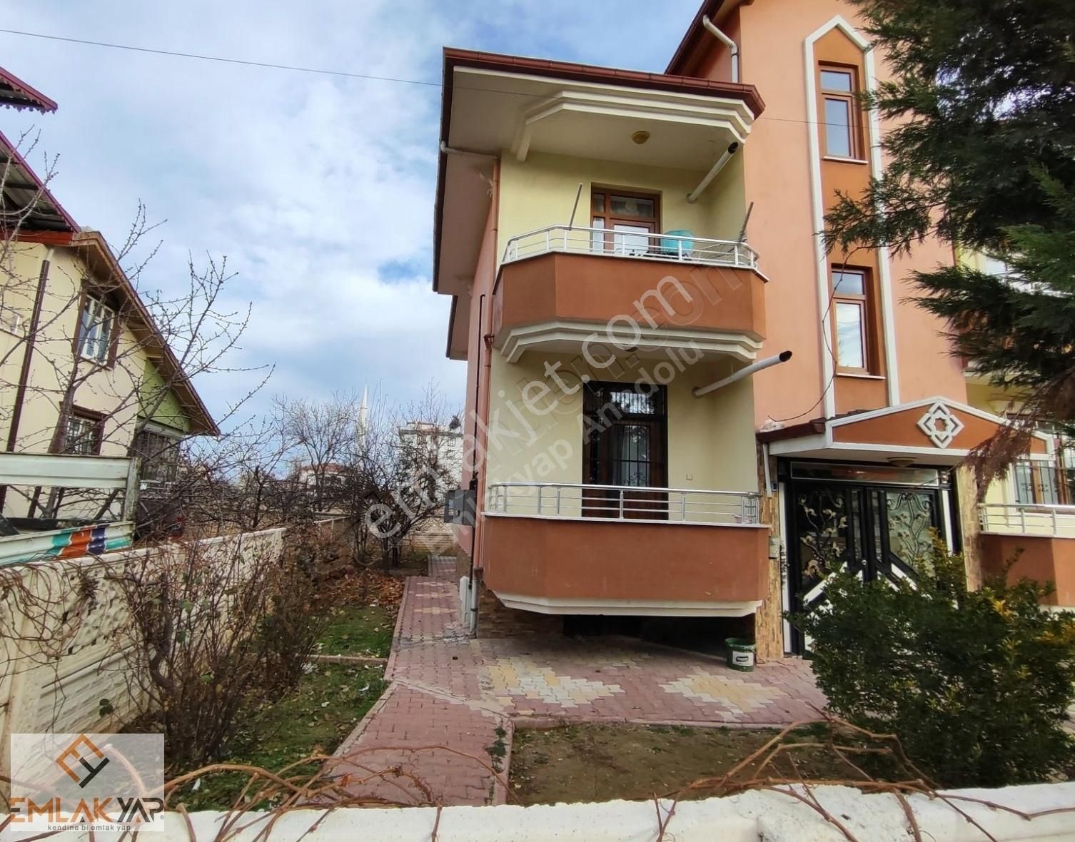 Emlakyap Tan Meram Uluğbey Mah De Satılık 3+1 Den 2 Katlı Bina