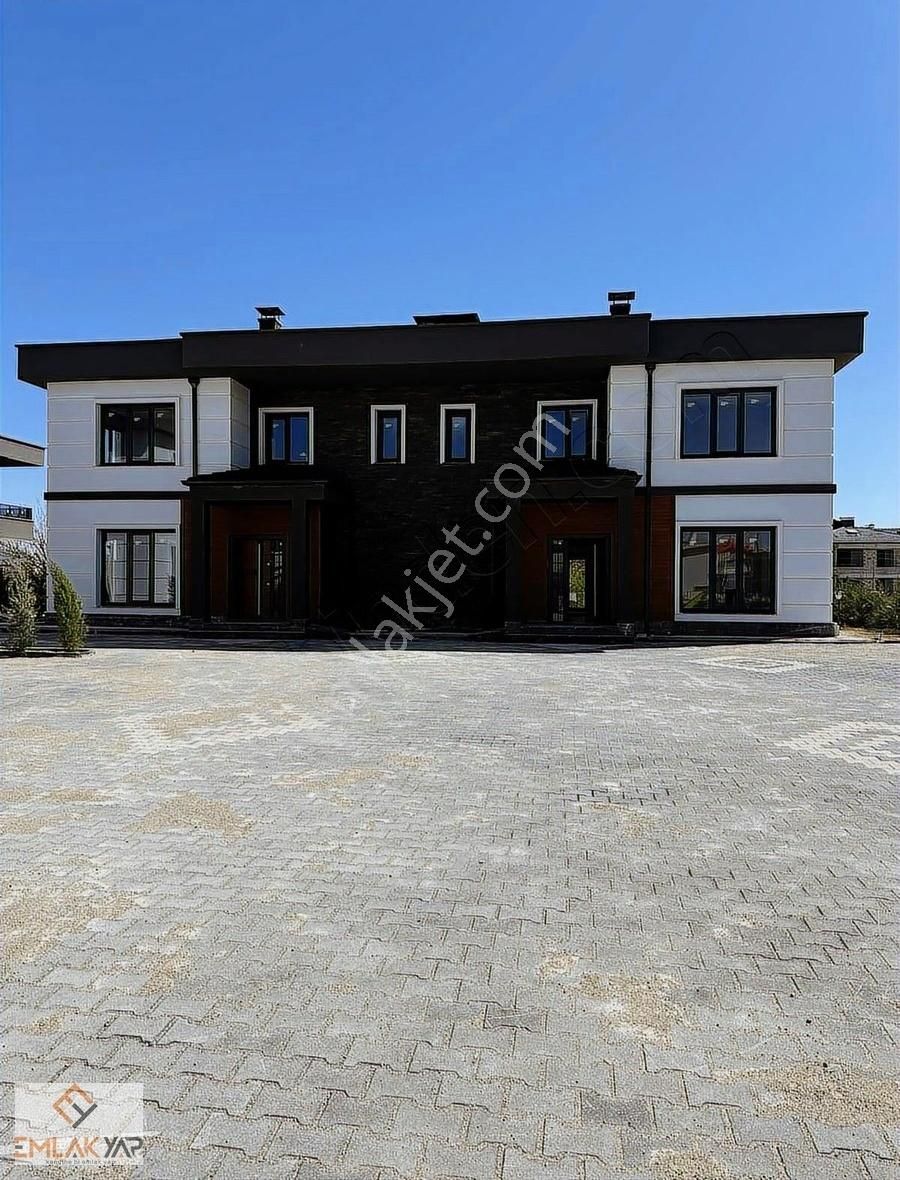 Emlakyaptan Meram Karahüyük'de Satılık 5+1 Villa