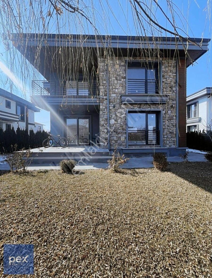 Emin Paşa Mahallesinde Site İçerisinde Satılık Lüx Villa