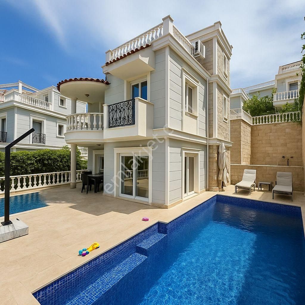 Alanya'da Özel Havuzlu 3+1 Deniz Ve Kale Manzralı Satılık Mobilyalı Villa