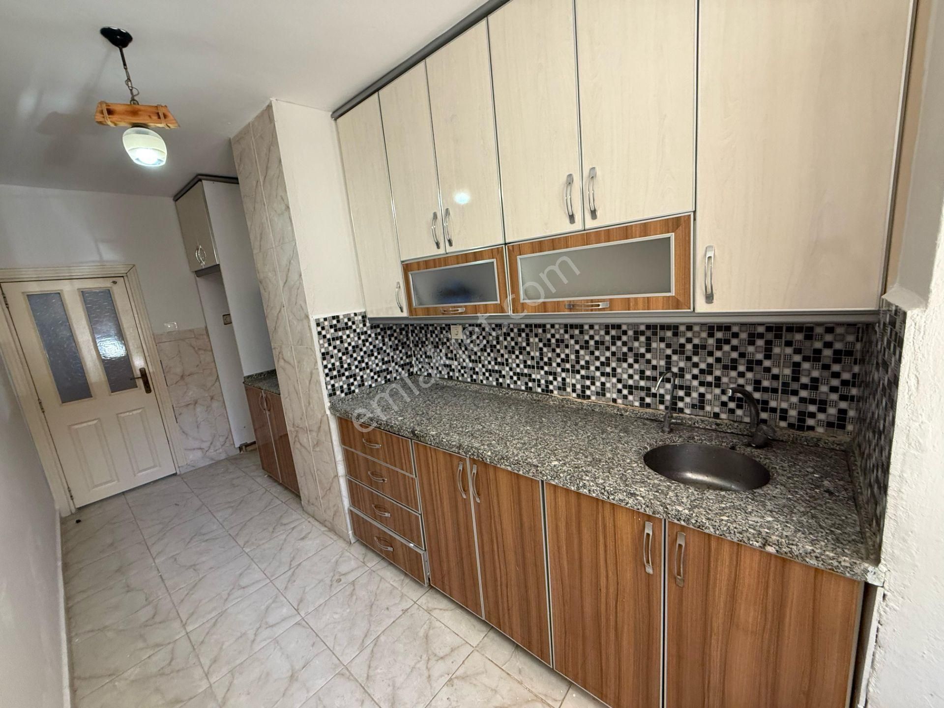 Metro Hastanesi Cvr Az Katlı 3+1/k.mutfak/extralı/iskanlı/hasarsız/daire