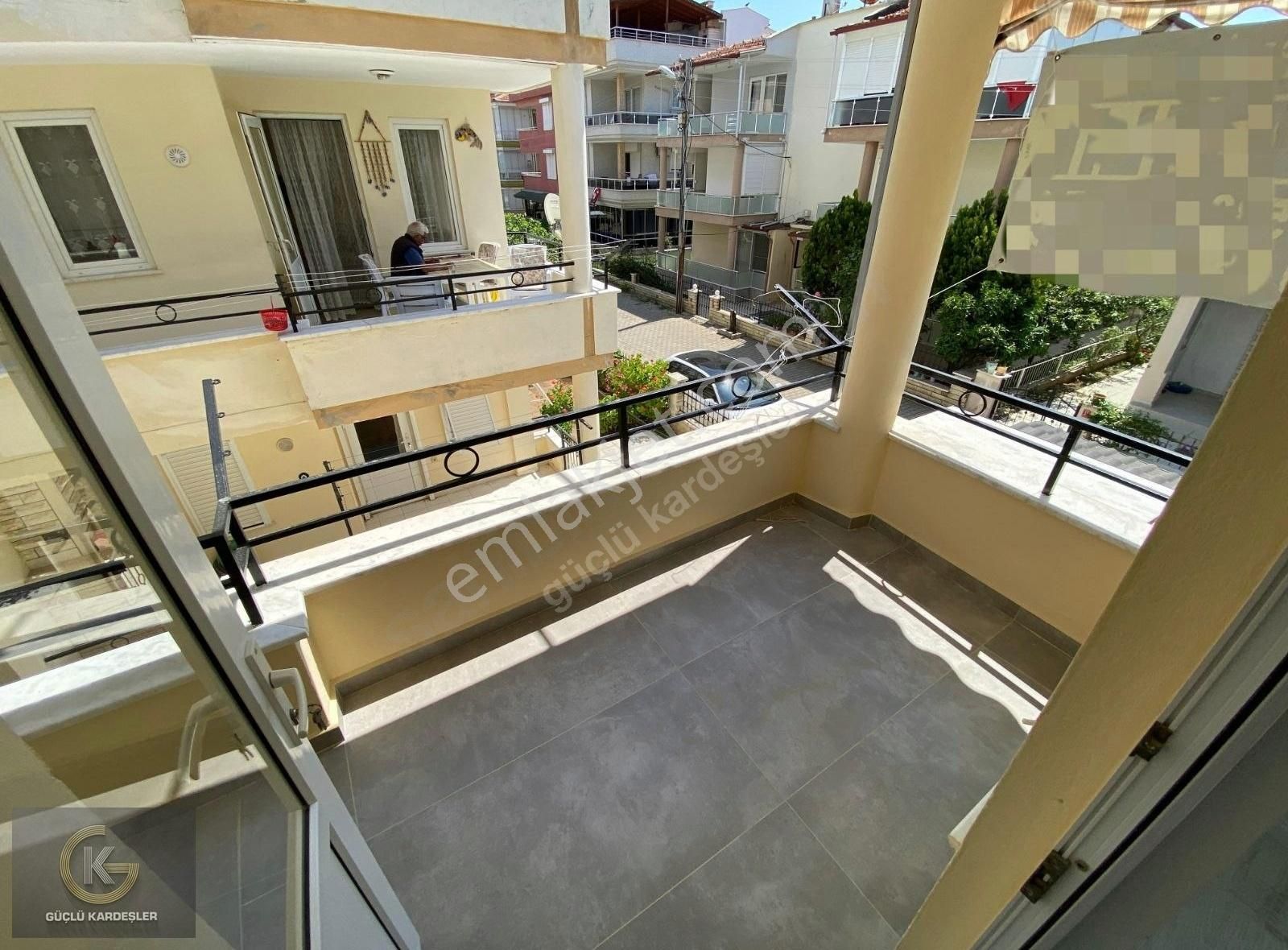 Güçlü Kardeşlerden Altınoluk Denize 100 M. 2+1 Daire