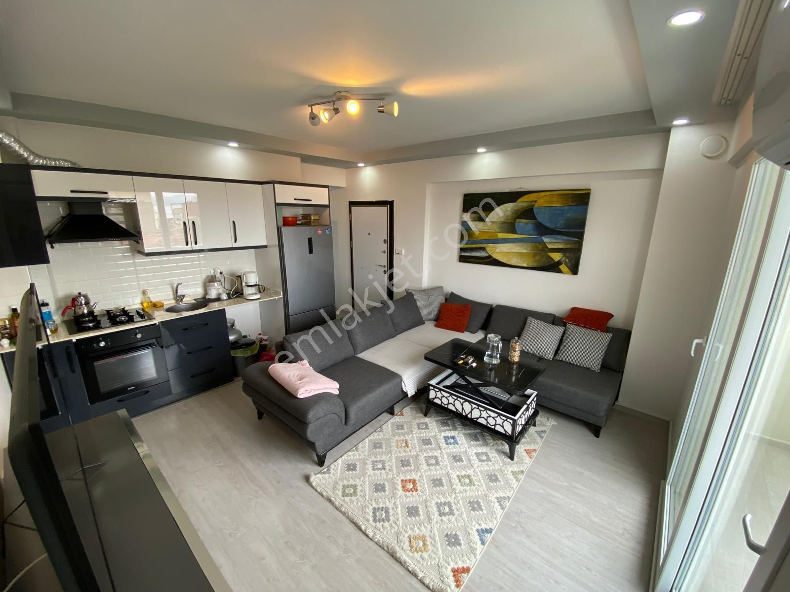 Kuşadası Merkez'de Deniz Manzaralı Full Eşyalı Kiralık Daire!