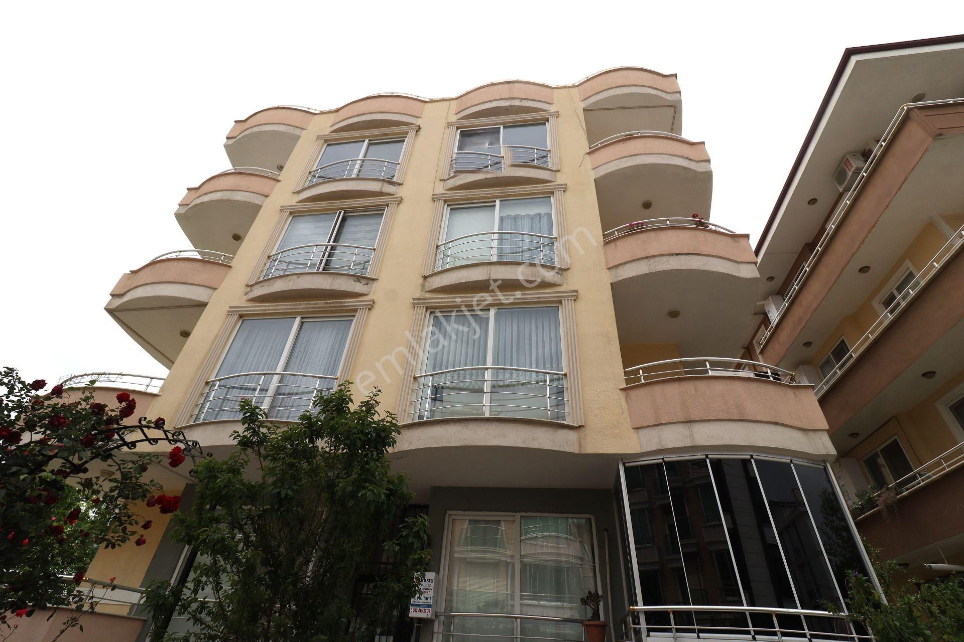 Akçay'da Aygül'den Merkezi Lokasyon'da Köşe Ön Cephe Ayrı Mutfak Doğalgazlı Kaçmaz 2+1 Satılık Daire