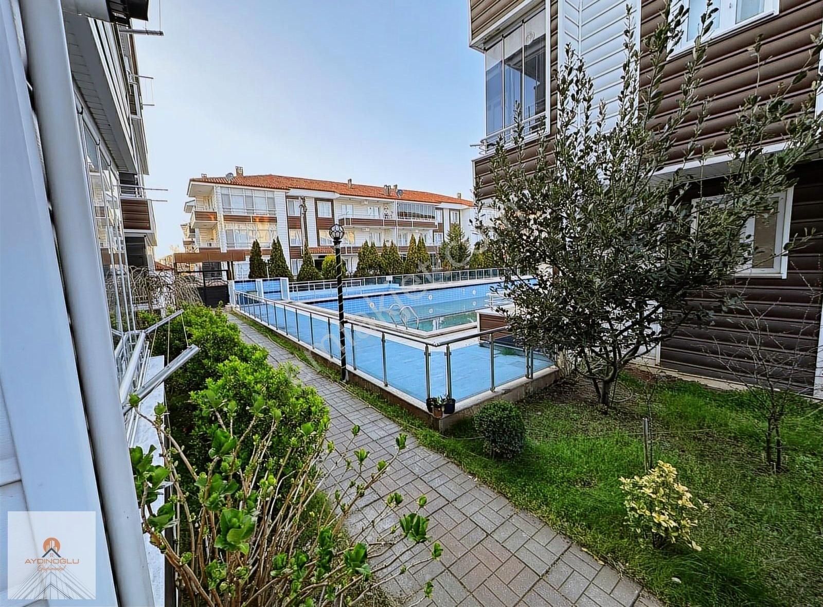 * Havuzlu Ve Güvenlikli Sitede Cam Balkonlu Yüksek Girişli 1+1 *