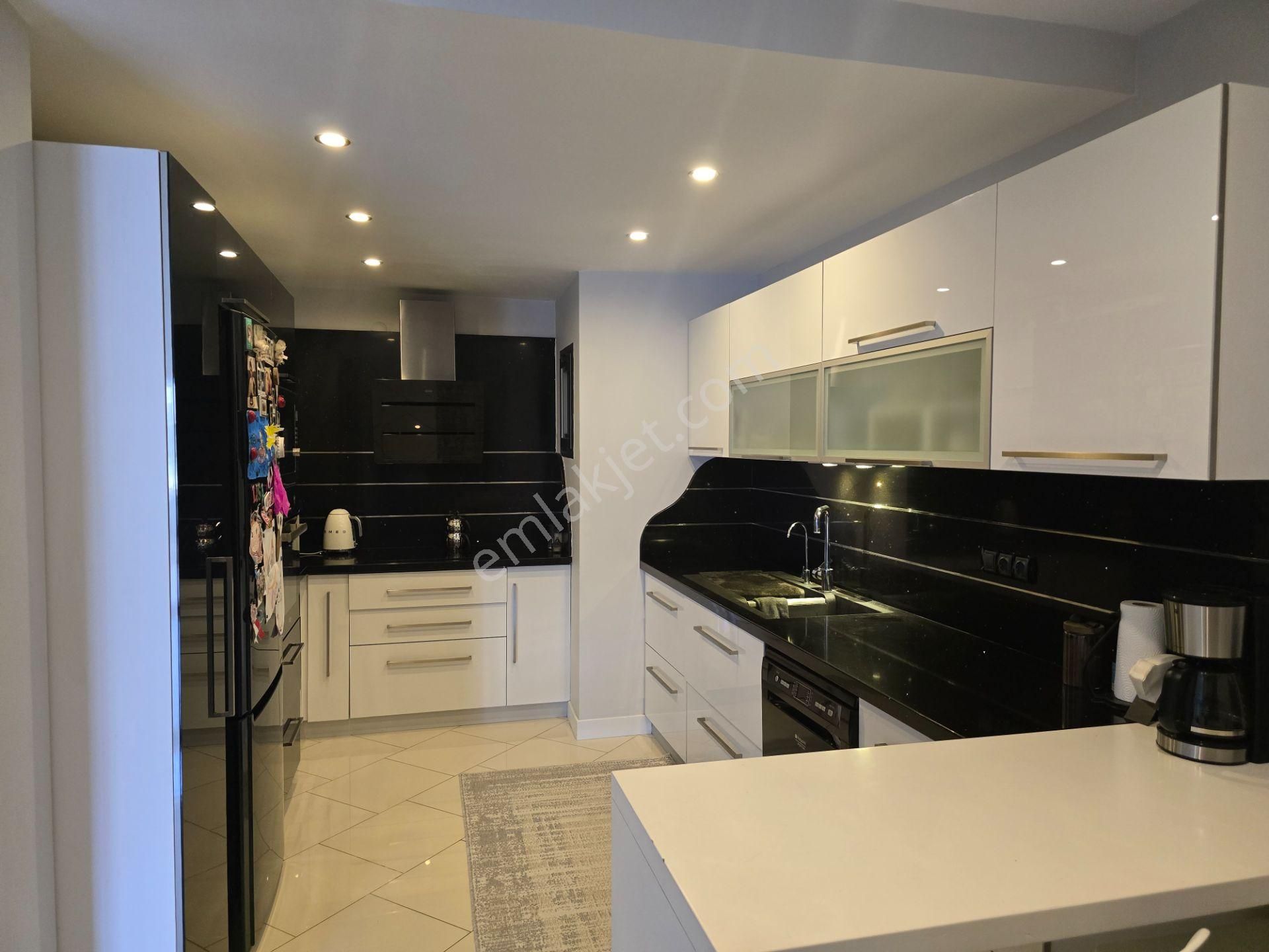 Çiğli'de Satılık 5+1 Müstakil Villa