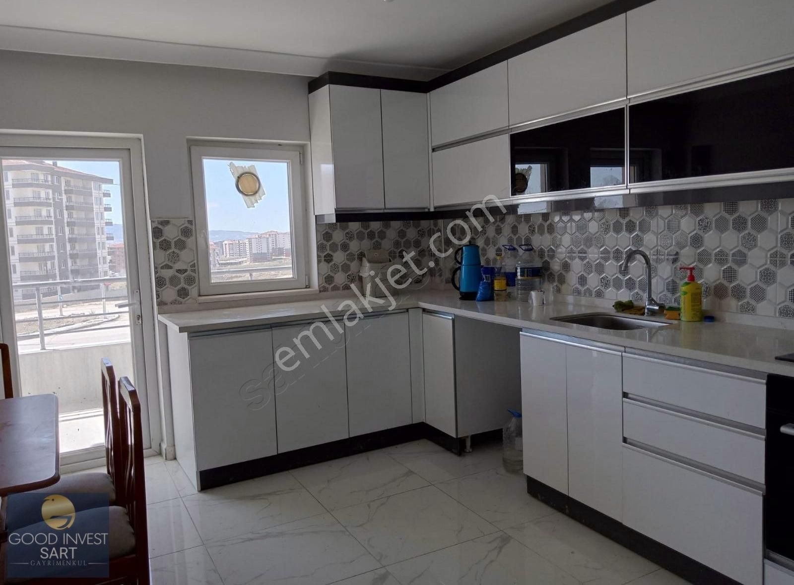Cadde Üzeri Okullara Merkezi Konumda Satılık Daire