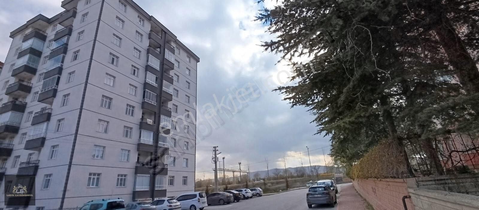 Selçuk Üniversitesi Karşısı 3+1 Kombili Bakımlı Kiralık Daire