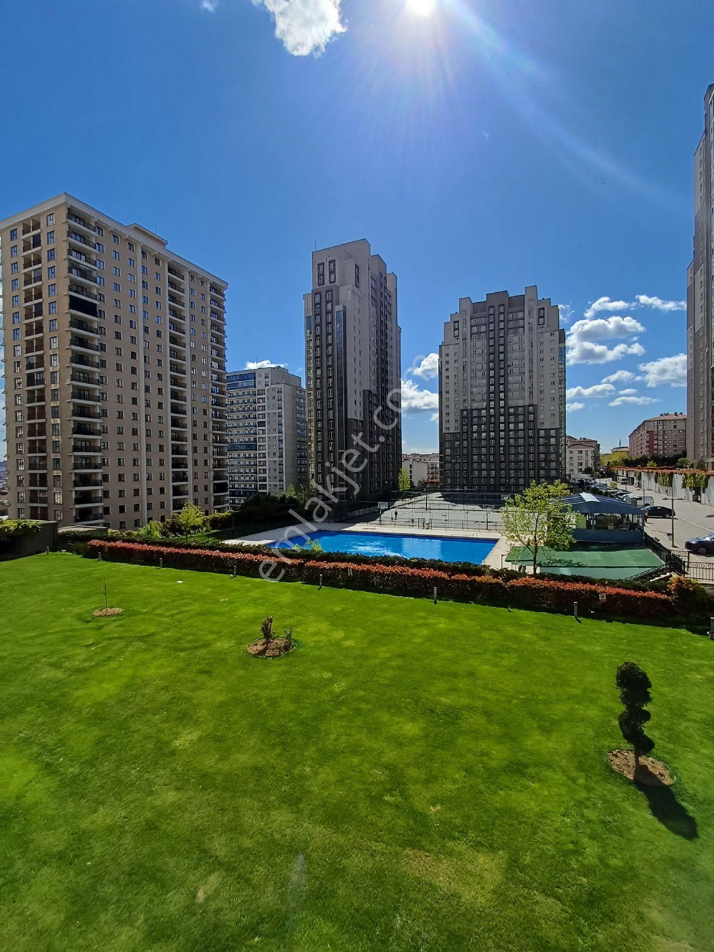 Site İçerisinde Havuz Manzaralı Eşyalı Daire