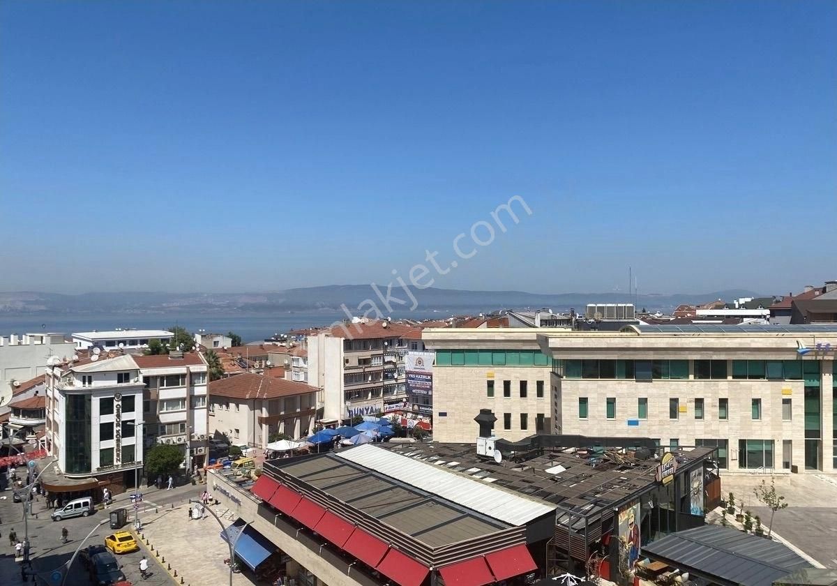 Kardeş Gayrimenkul 'den Karamürsel Çarşı Merkezde Masrafsız 2+1 Arakat Satılık Daire