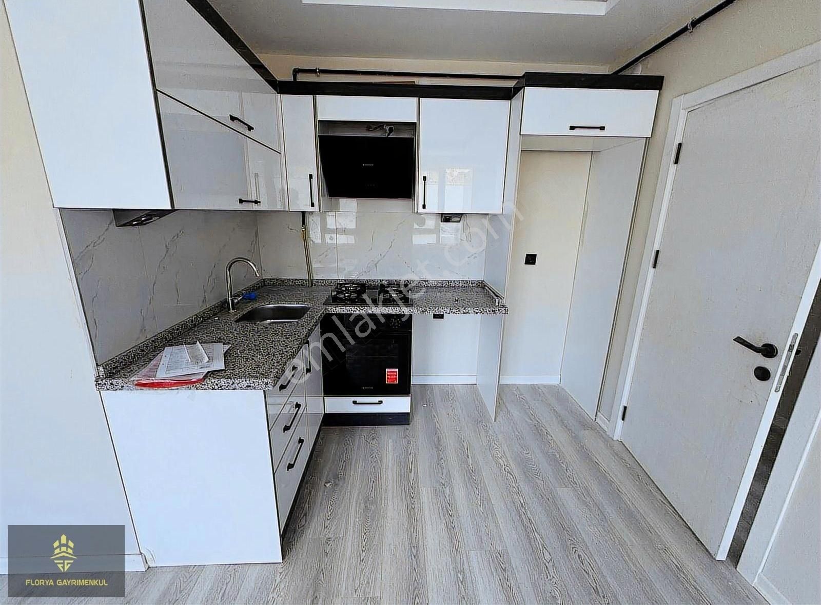 Florya'dan Sıfır Merkezi Konumda 1+1 Daire