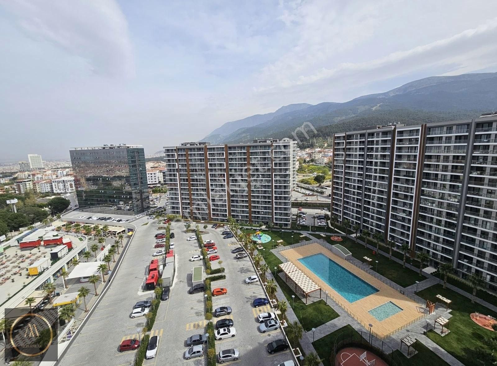 Meydan Projesinde Satılık Havuz Cephe Eşyalı Daire 1+1