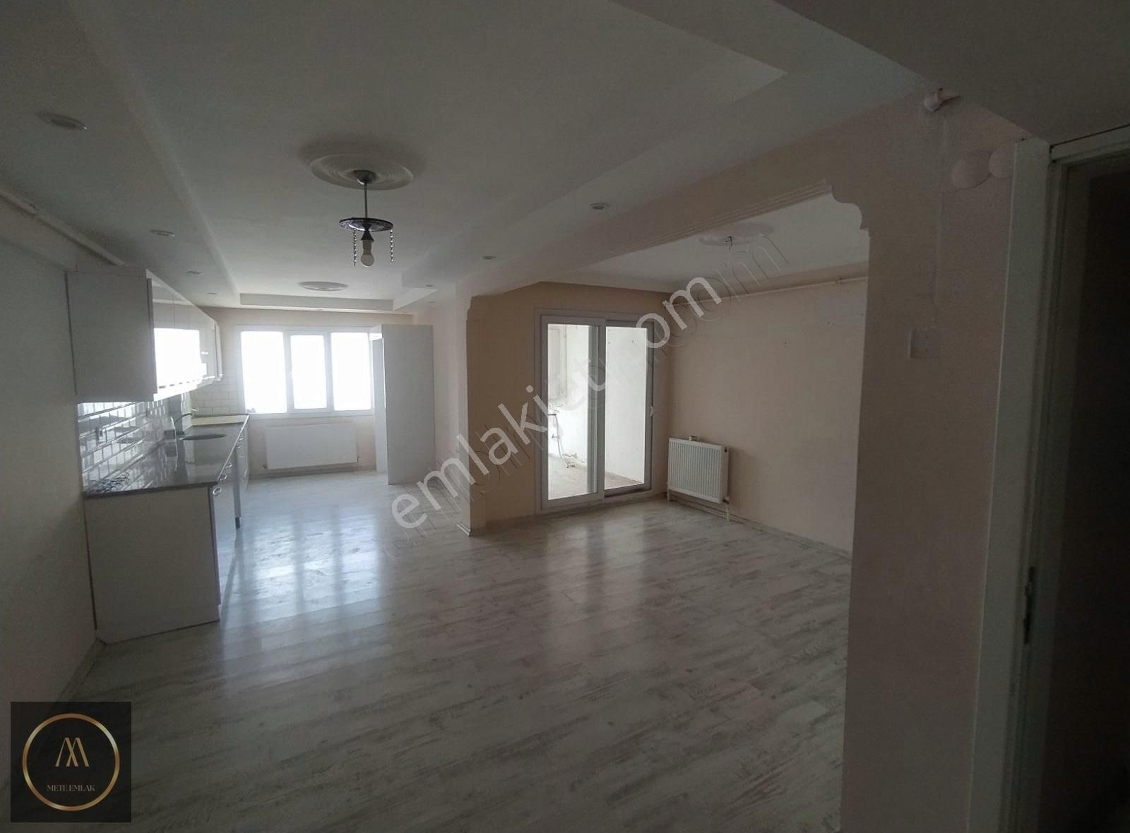 Muradiye Çarşıda 1+1 Kiralık Daire